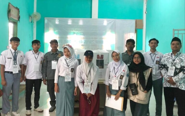 KPPS di Purbalingga Kenakan Seragam Sekolah untuk Peringati Hari Guru