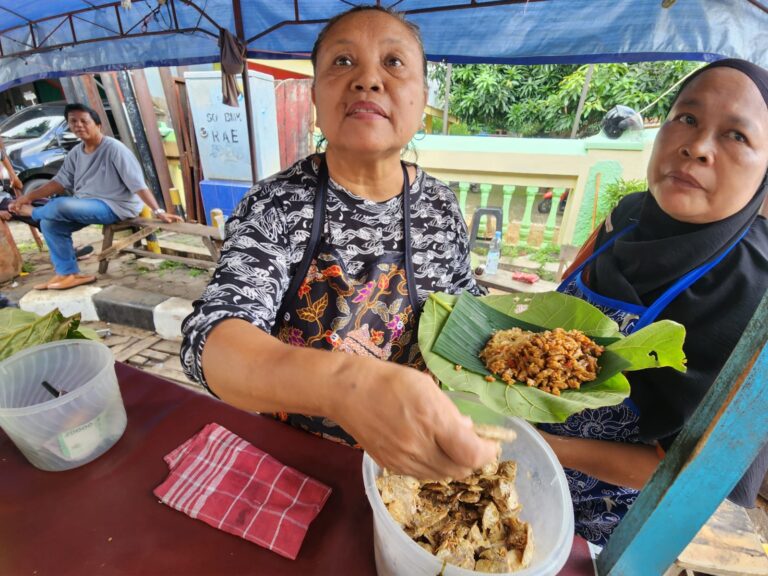 Rasa Pedas Nasi Berkat Bu Tin Bikin Nagih