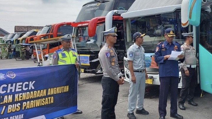Petugas Cek Kondisi Bis di Terminal Demak Jelang Nataru
