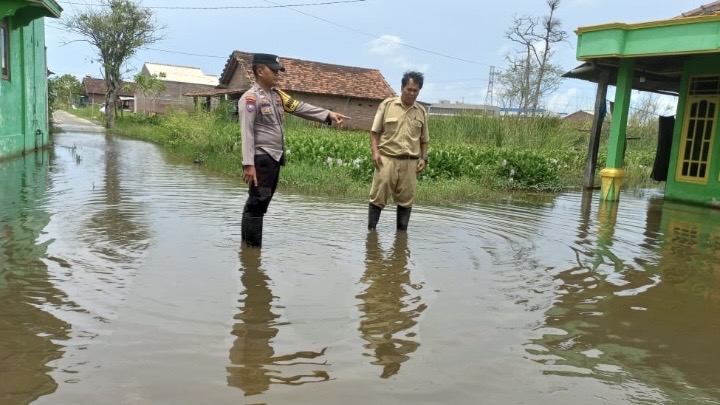 Curah Hujan Tinggi, Bhabinkamtibmas Polsek Karangtengah Pantau Daerah Rawan Banjir