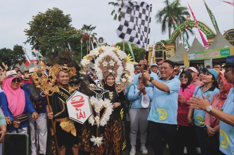 Ribuan Warga Meriahkan Jalan Sehat HKN Ke-60 di Blora