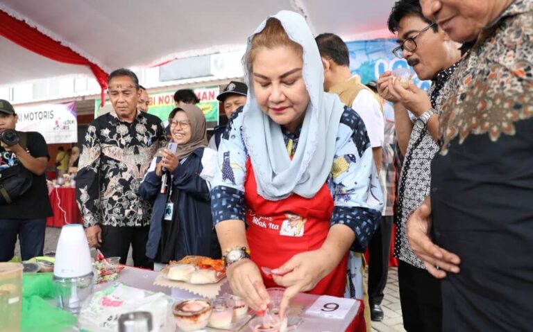 Keseruan Peringatan Hari Ibu di Pasar Modern BSB City Semarang