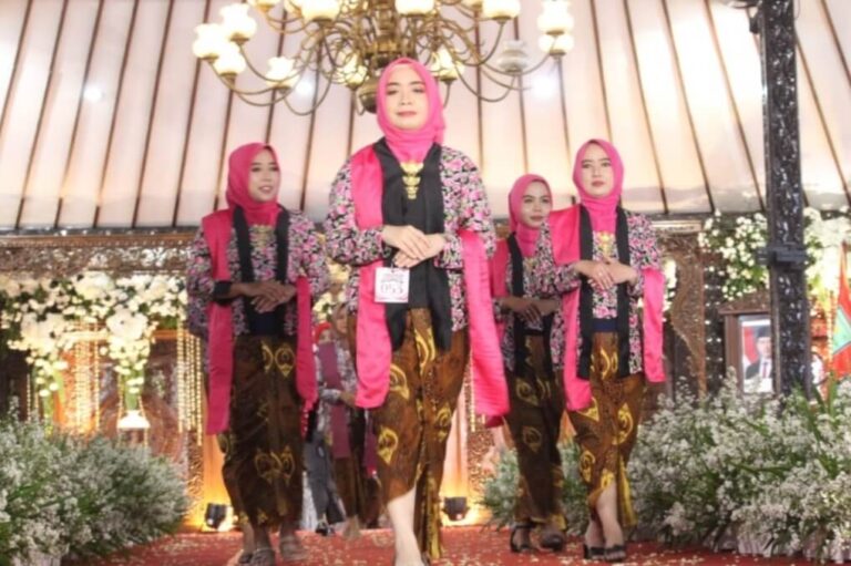 Ribuan Wanita di Purbalingga Kenakan Kebaya Peringati Hari Ibu