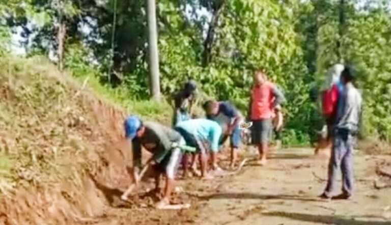 Pemkab Brebes Lambat, Warga Kebandungan Gotong Royong Bersihkan Material Longsor