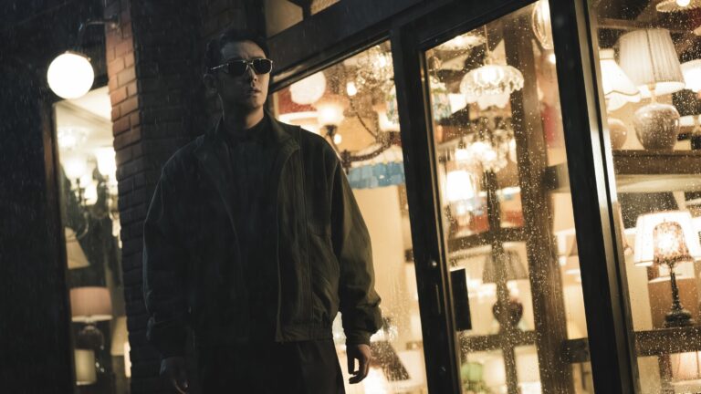 Light Shop, Kisah Misterius di Toko Lampu