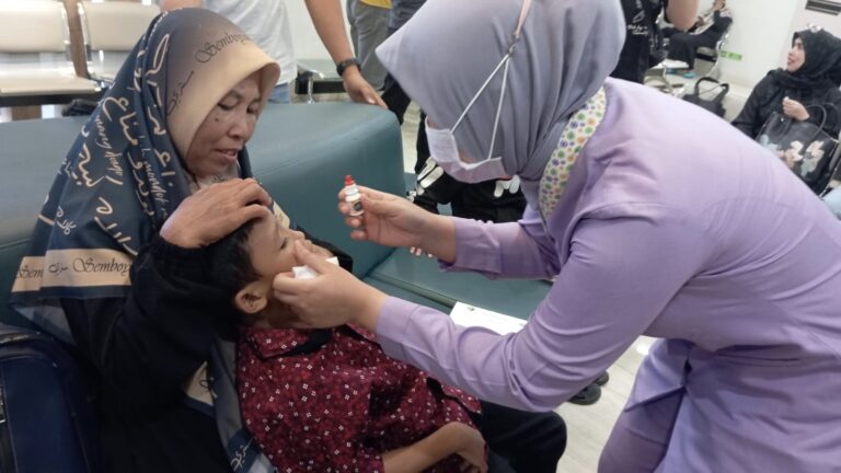 Tepati Janji, Cagub Ahmad Luthfi Bawa Muhajir Anak Kuli Bangunan Periksa Mata