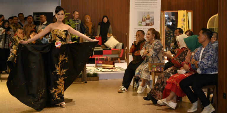 Peragaan Busana Pimpinan OPD Akhiri Rangkaian Dekranasda Semarang Festival 2024