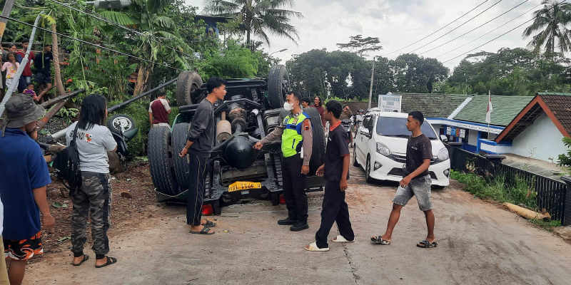 Kecelakaan melibatkan sebuah kepala truk trailer dengan tiga unit kendaraan roda dua, terjadi di jalan raya Suruh-Karranggede. Kejadian terjadi sekitar pada Minggu (1/12) pukul 10.30 WIB.