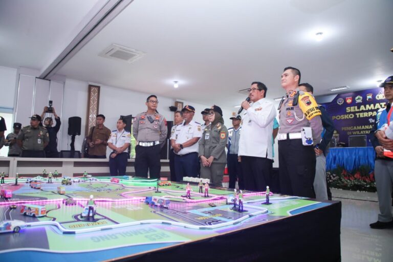 Pj Gubernur Jateng Pantauan Arus Mudik Nataru di GT Kalikangkung