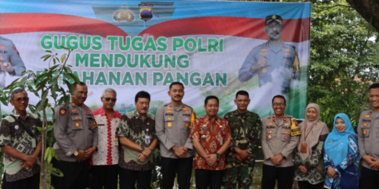 Kapolres Demak Tebar Benih Ikan Dukung Program Ketahanan Pangan