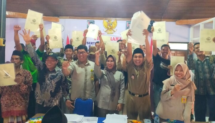Penyerahan Sertifikat PTSL 2024 Desa Wonosalam Berlangsung Lancar