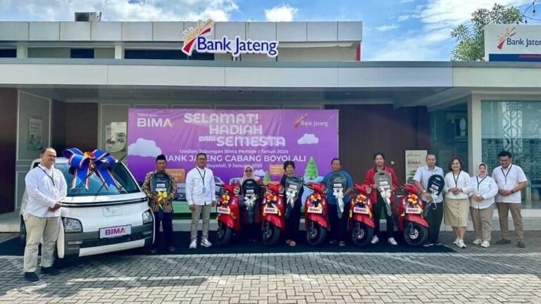 Pensiunan Guru Raih Mobil Listrik dari Bank Jateng Boyolali