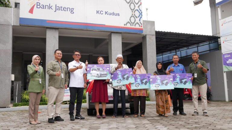 Sekda Kudus Serahkan Mobil Listrik Undian Tabungan Bima Bank Jateng