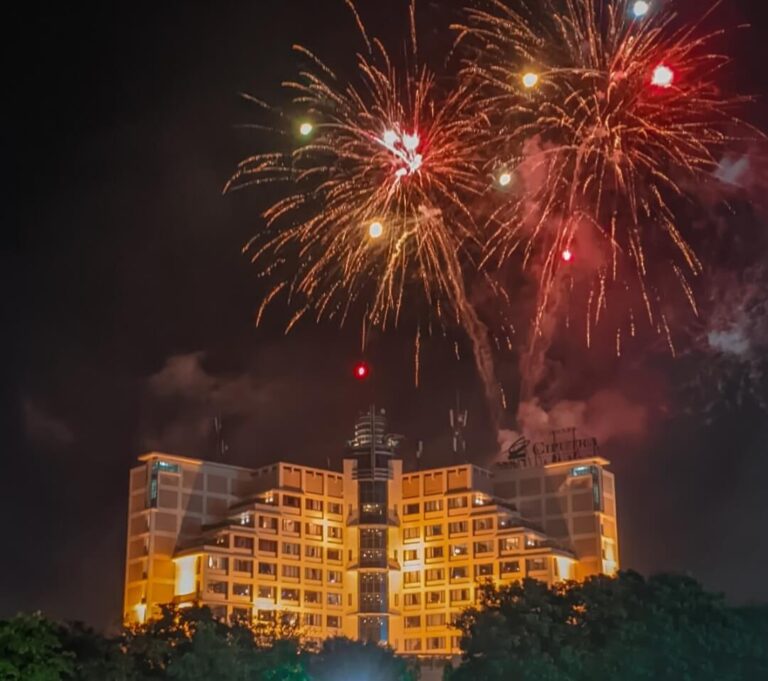 Hotel Ciputra Semarang Gelar Pesta Malam Tahun Baru 2025 Spektakuler Bertema Velvet Mask Gala