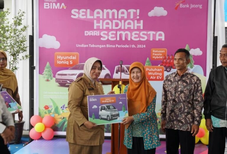 Bupati Purworejo Serahkan Hadiah Tabungan BIMA Bank Jateng