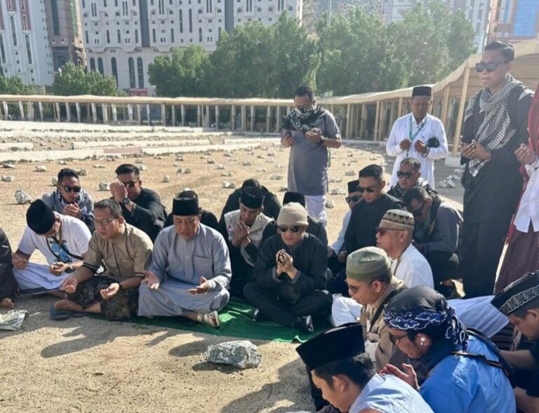 Ahmad Luthfi Ziarah ke Makam Mbah Moen di Ma’la Setelah Umrah