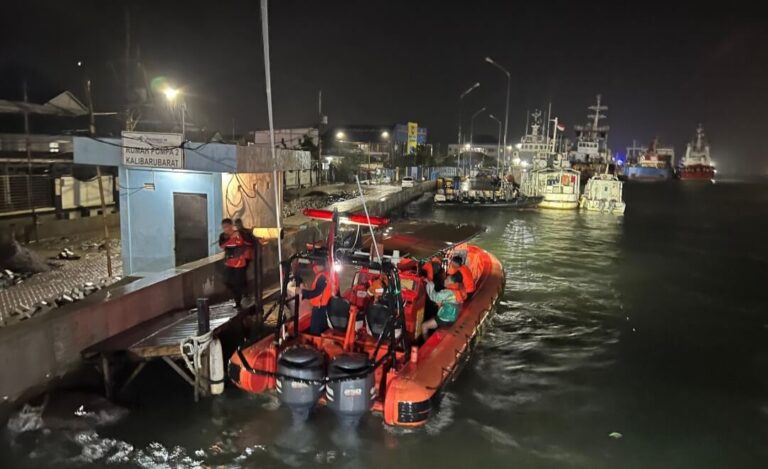 Kapal Mitra Bahari Kandas di Tanjung Emas, 8 ABK Berhasil Dievakuasi