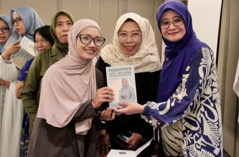 Ning Nawal Yasin Terbitkan Buku “Pesantren Anti Bullying dan Kekerasan Seksual”