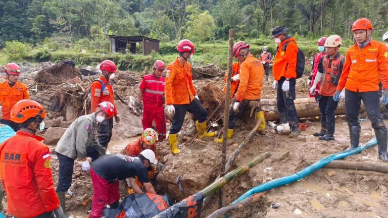 Basarnas Berhasil Evakuasi Dua Korban Terkubur Pekalongan