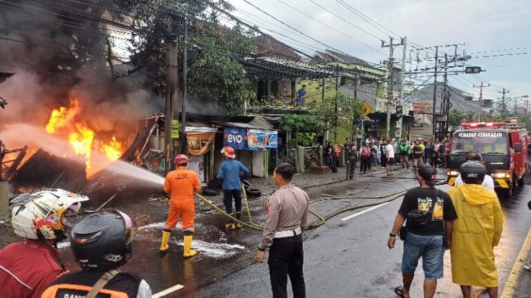 Toko Ban di Ungaran Dilalap Api