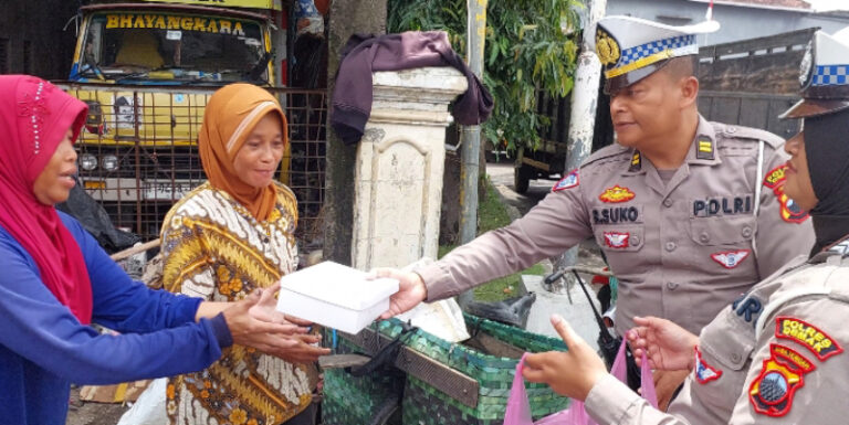 Polres Demak Bagikan Nasi Kotak kepada Masyarakat