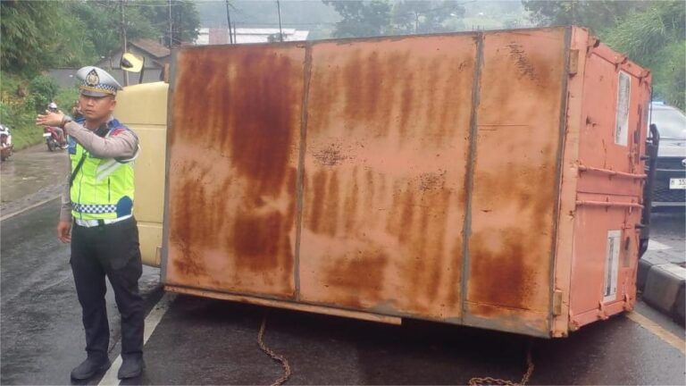 Truk Box Alami Kecelakaan Tunggal di Bawen
