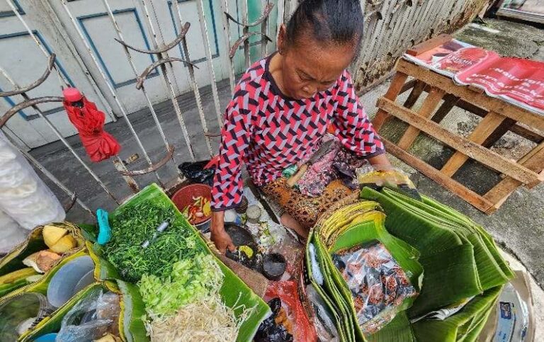 Menikmati Pecel Ulek Keliling di Kawasan Pecinan