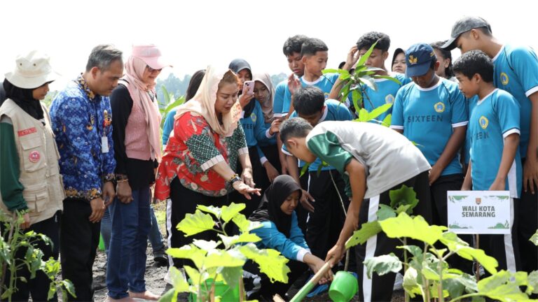 Pemkot Semarang Gairahkan Bertani Siswa SMPN 16 Semarang