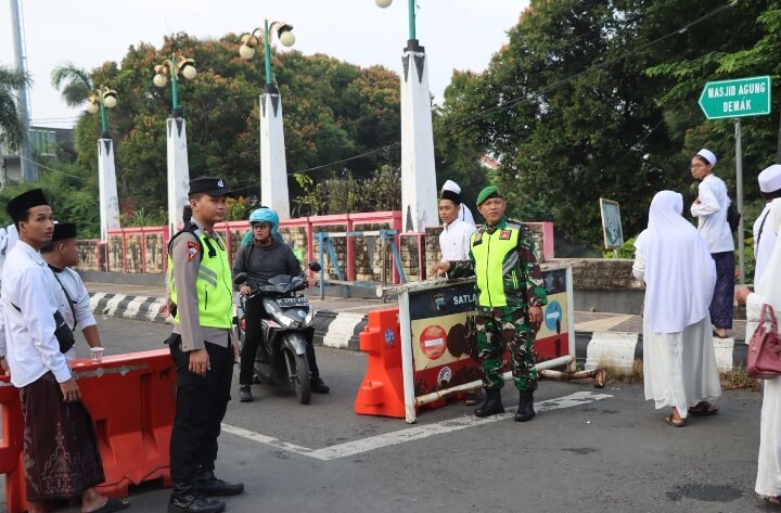 Ratusan Personel Polres Demak Amankan Haul Akbar Al-Khidmah 2025
