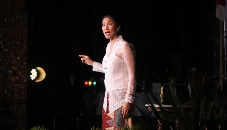 Happy Salma “Nyai Ontosoroh” di Seabad Pramoedya Ananta Toer