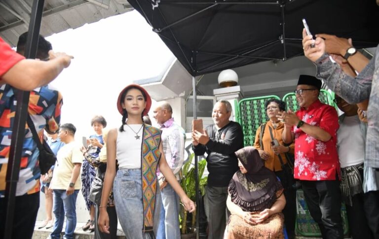 Iswar Hadiri Gebyuran Bustaman, Janji Kembangkan Pariwisata