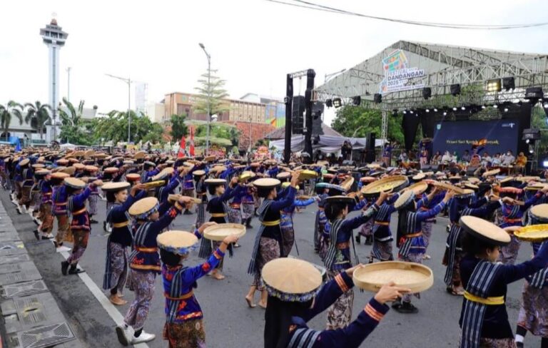 Tari Kretek Kudus Pecahkan Rekor MURI dengan 1.405 Penari