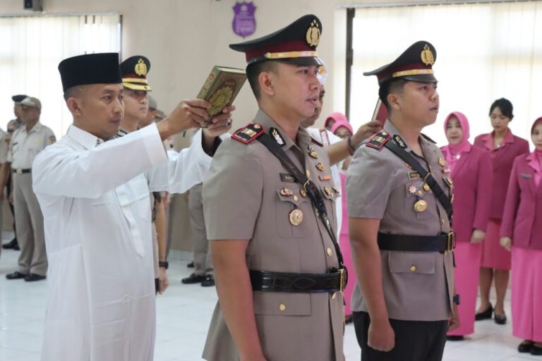 Kapolrestabes Semarang Pimpin Sertijab Dua Kapolsek Jajaran