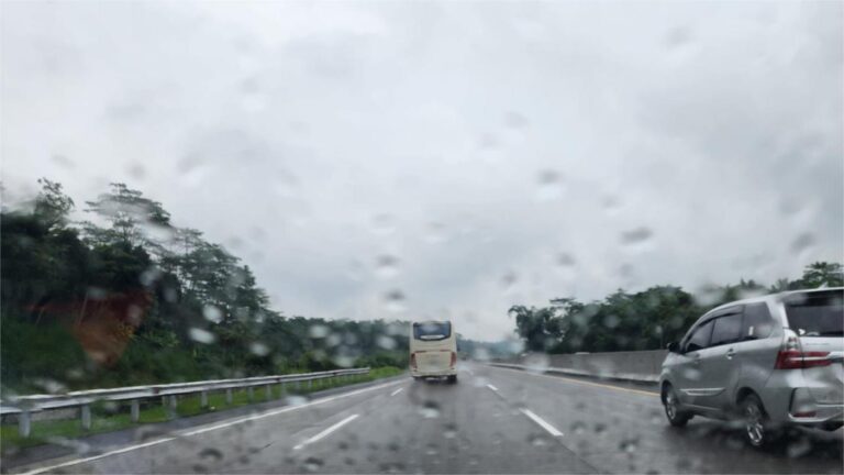 Cuaca Ekstrim Akibatkan Banjir dan Tanah Longsor di Cilacap