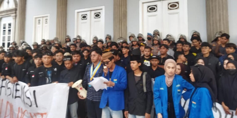 Mahasiswa Gelar Aksi Kritisi MBG di Balaikota Semarang