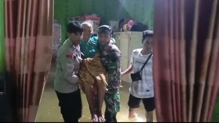 TNI-Polri Mengevakuasi Lansia di Demak ke Pengungsian