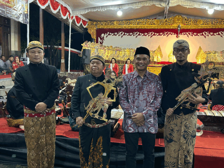 Sumanto Pentaskan Wayang Kulit di Karanganyar, Puluhan Dalang jadi Penabuh Gamelan