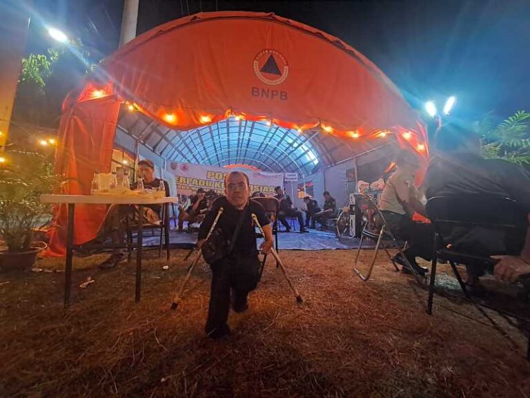 Kisah Alip Relawan Difabel di Posko Mudik Lebaran 2025 Semarang: Keterbatasan Fisik Tak Menyurutkan Niat Membantu Sesama