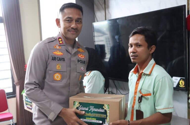 Kapolres Demak Bagikan Bansos untuk Karyawan Cleaning Service