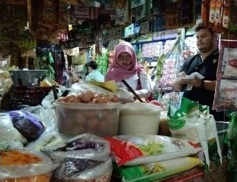 Pastikan Ketersediaan Sembako Aman, Satgas Pangan Polres Semarang Cek Pasar