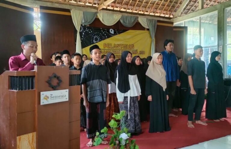 Ponpes Nurul Furqon Rembang Luncurkan Komunitas Puisi Esai