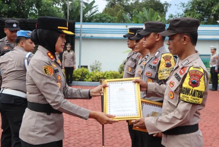Kapolres Semarang Berikan Penghargaan Personel Berprestasi