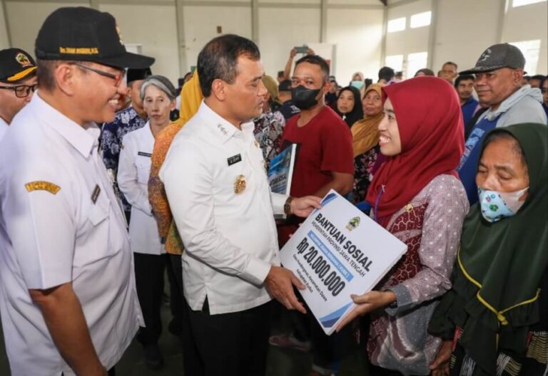Percepat Pengentasan Kemiskinan di Jateng, Gubernur Luthfi Gelontorkan Bansos