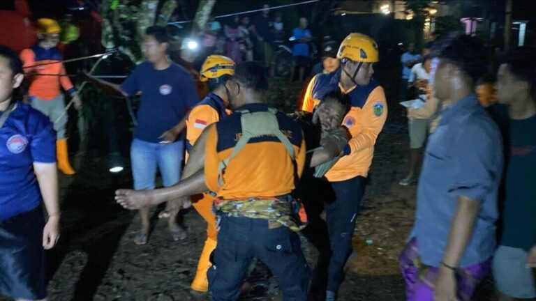 Tim SAR Berhasil Evakuasi Pemuda yang Terjun ke Sumur di Jepara