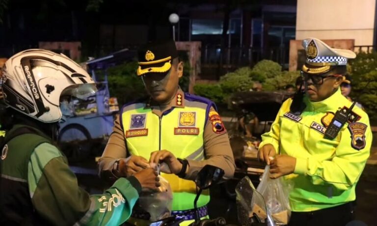 Patroli Gabungan di Semarang Jaga Keamanan Ramadan dan Bagikan Makan Sahur