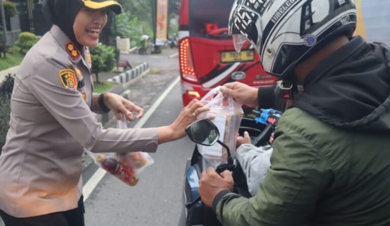 Polres Semarang Bagikan 500 Paket Takjil di Depan Mapolres