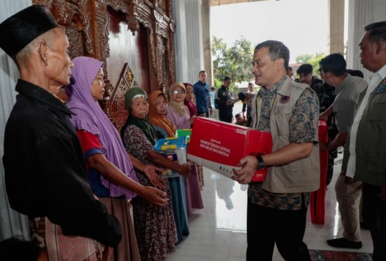 Gubernur Luthfi Kunjungi Pengungsi Banjir Grobogan, Pastikan Bantuan Tersalurkan