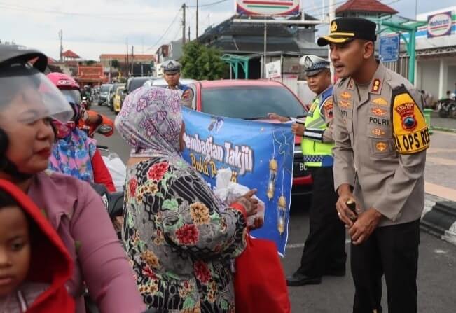 Polres Demak Laksanakan Patroli Ngabuburit dan Bagikan Takjil