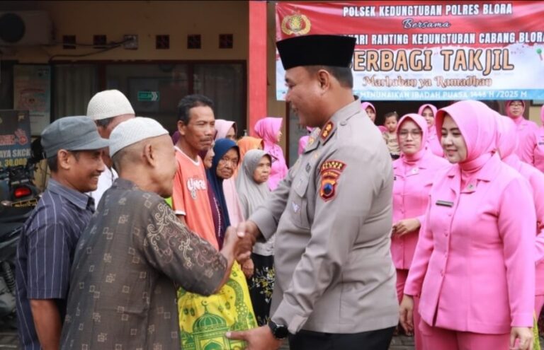 Kapolres Blora Bagikan Sembako dan Takjil di Polsek Kedungtuban