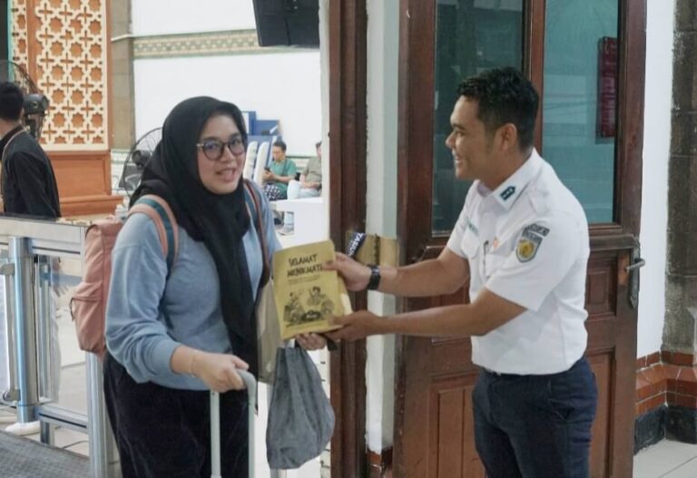 KAI Daop 4 Semarang Bagikan Takjil Gratis Selama 10 Hari Terakhir Ramadhan